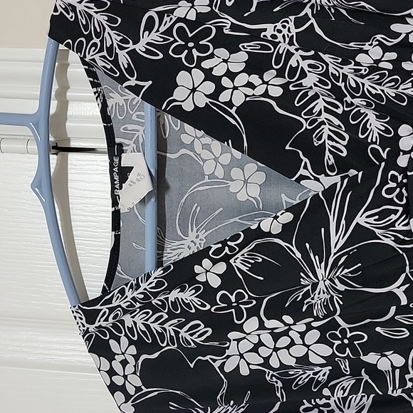 Black and white V neck shirt - Picture 2 of 5